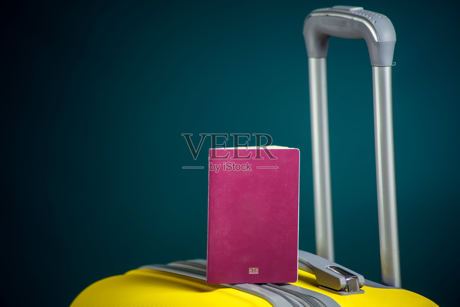 护照上的行李。旅游和度假概念照片摄影图片