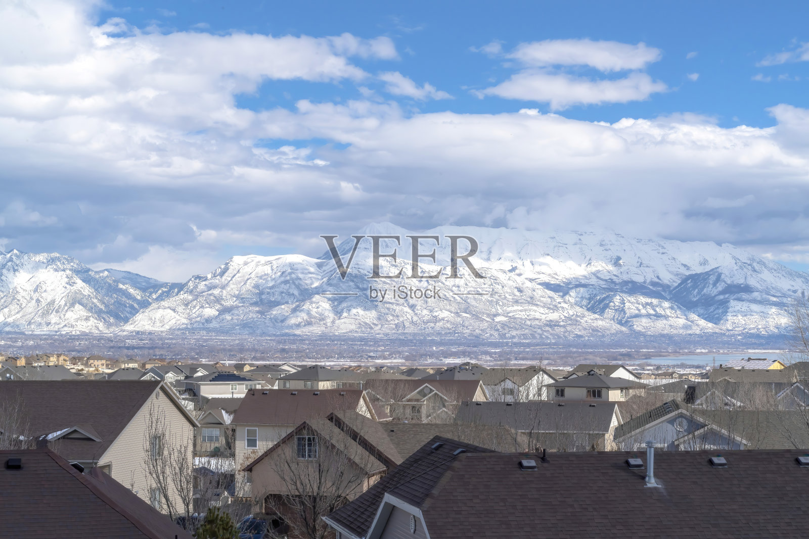 在一个风景优美的社区，在冬天可以看到结冰的雪山照片摄影图片