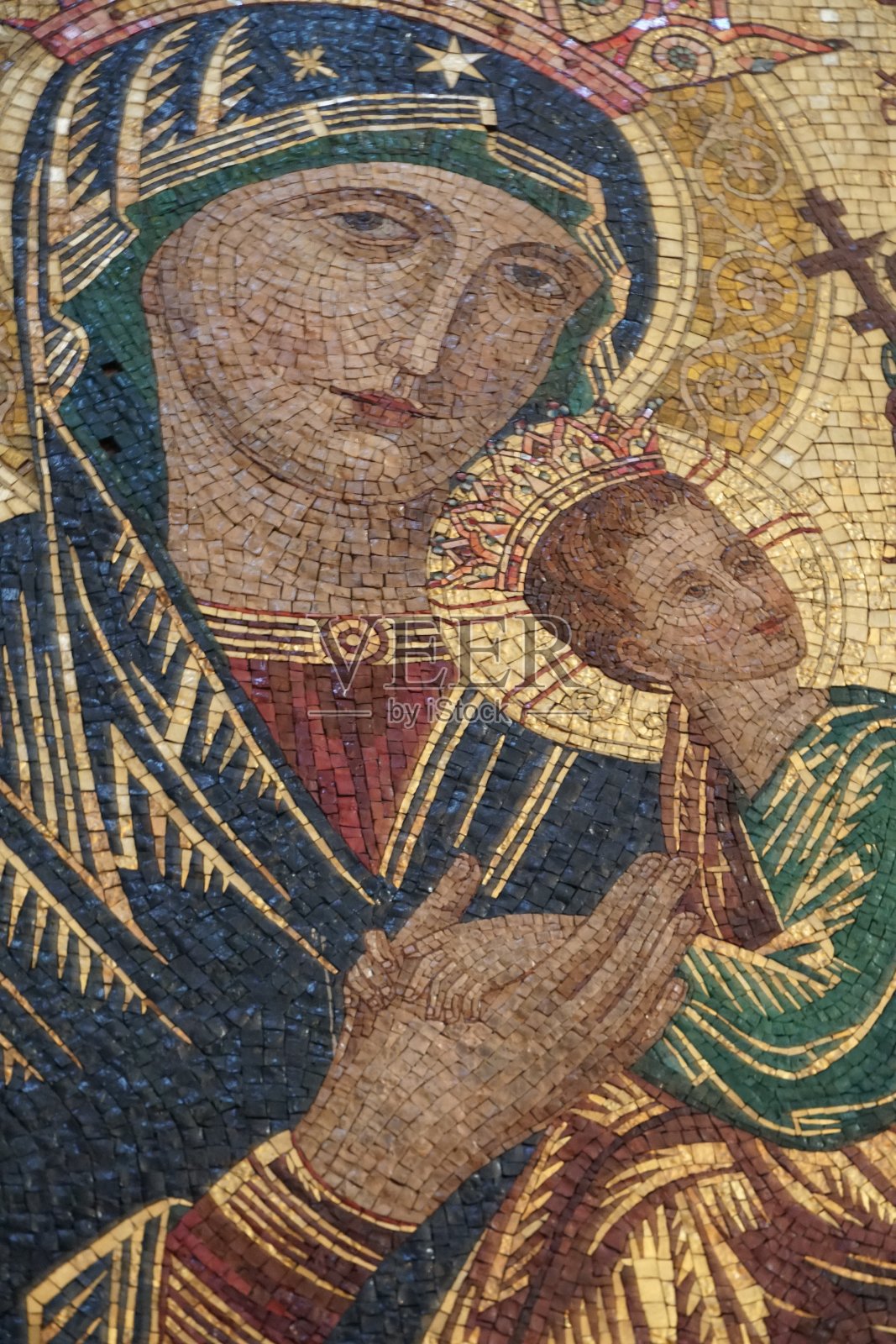 圣母玛利亚或圣母带着一个孩子的圣像，襁褓中的耶稣以金色为主的镶嵌画展示。这种类型和风格暗示着东正教文化。照片摄影图片