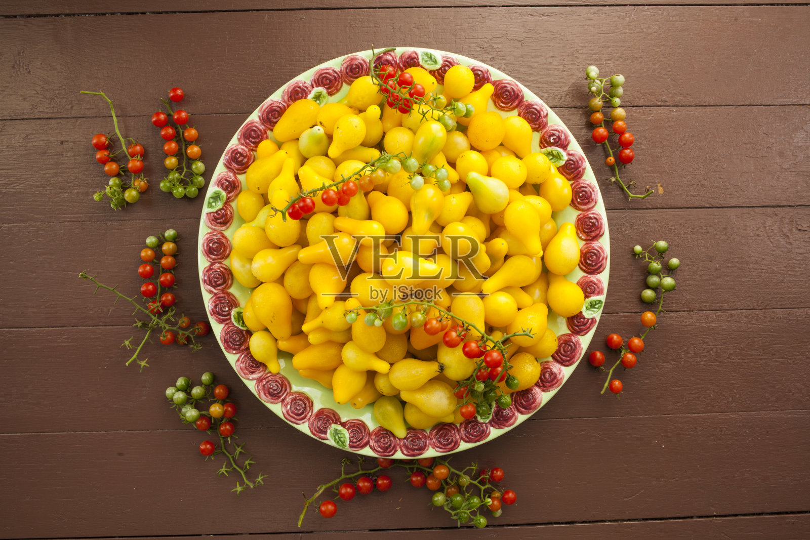 黄色的梨子西红柿在木制的背景上照片摄影图片