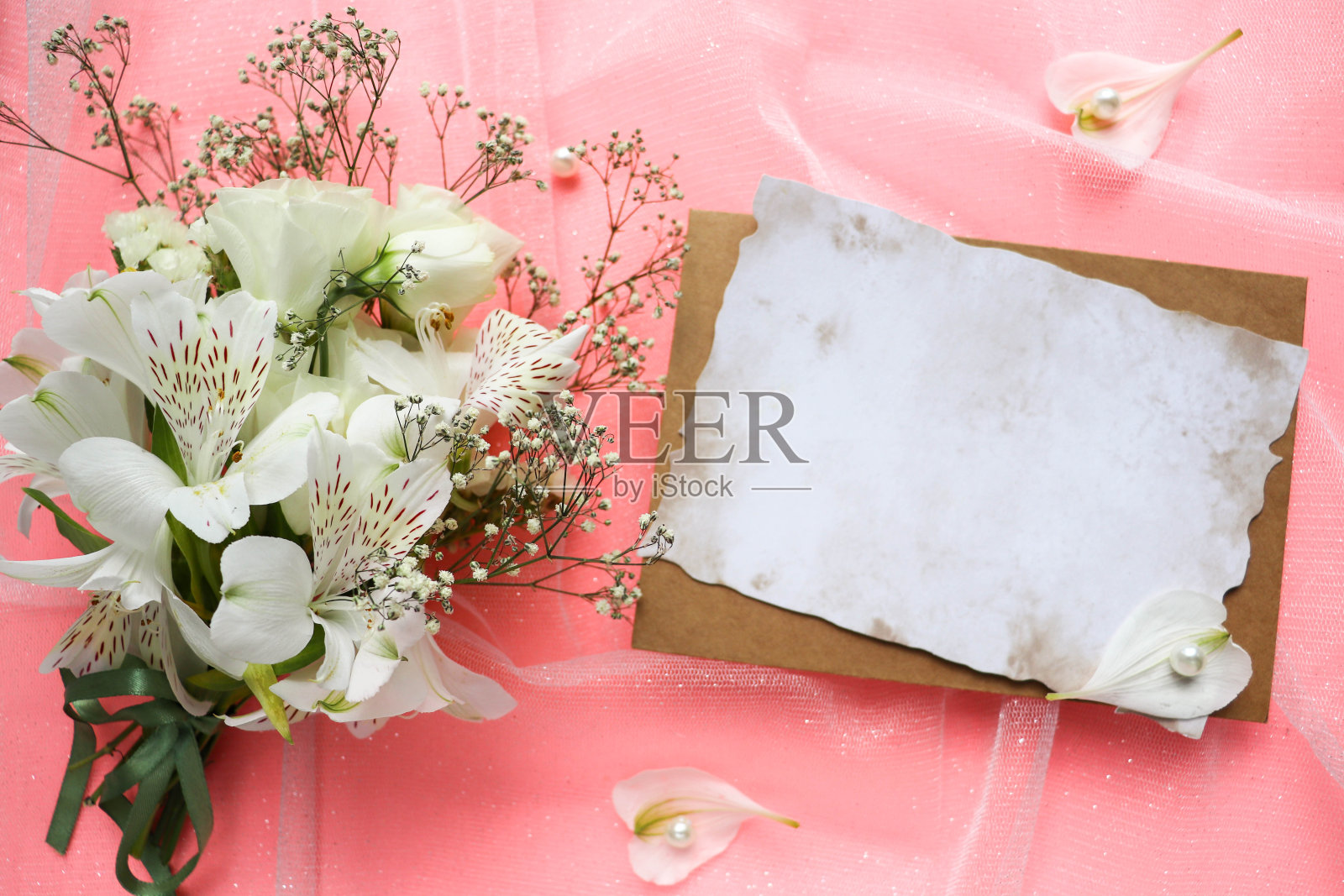婚礼贺卡和一束白色的花照片摄影图片