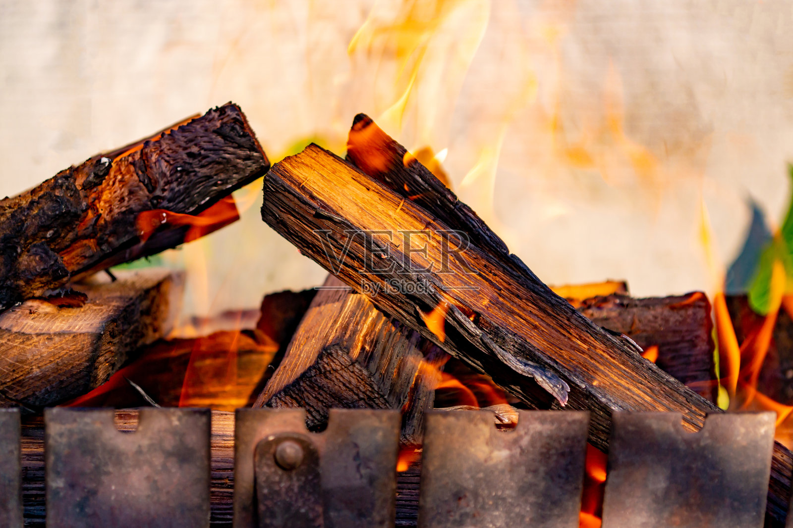 在夜里营火照片摄影图片