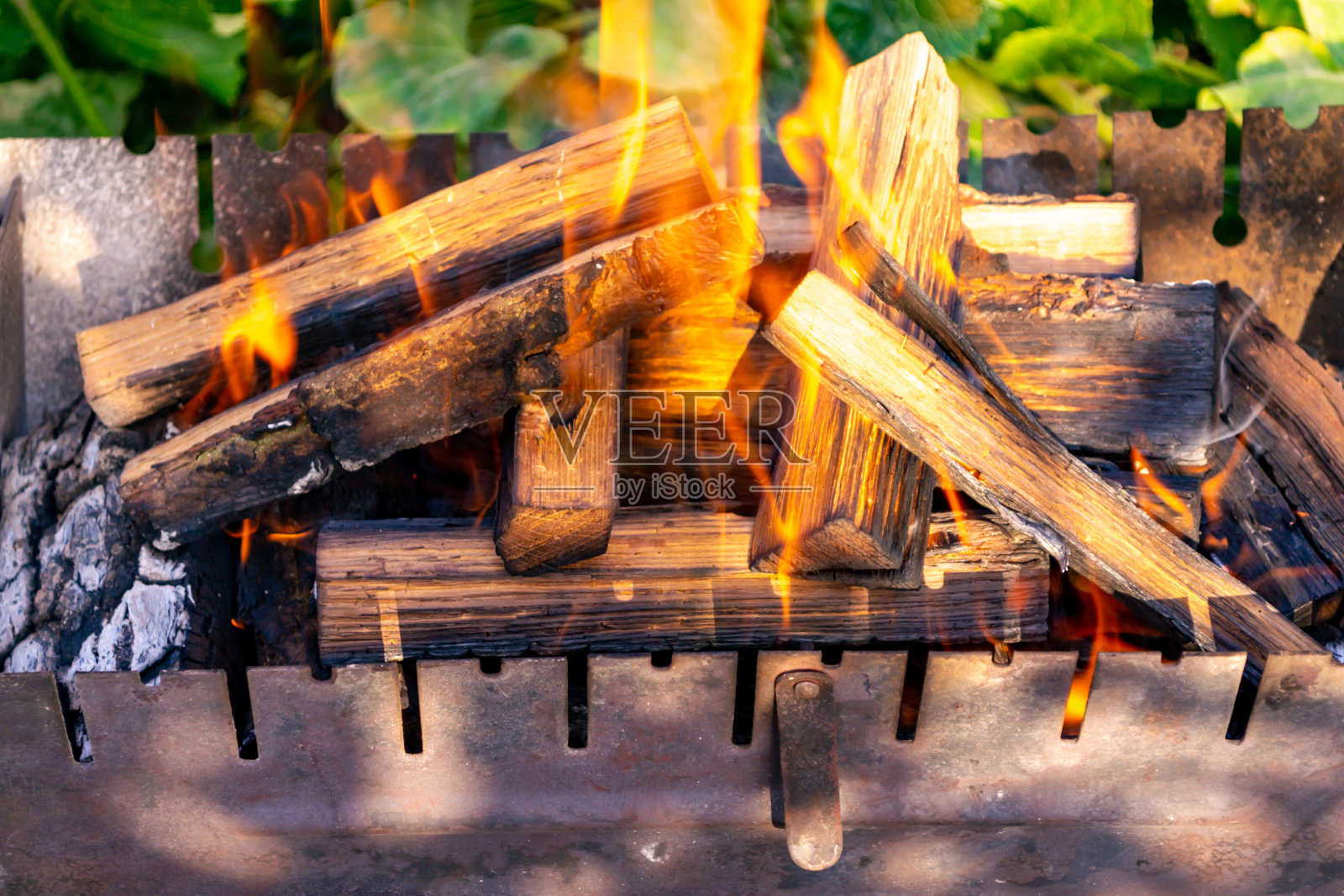 在夜里营火照片摄影图片