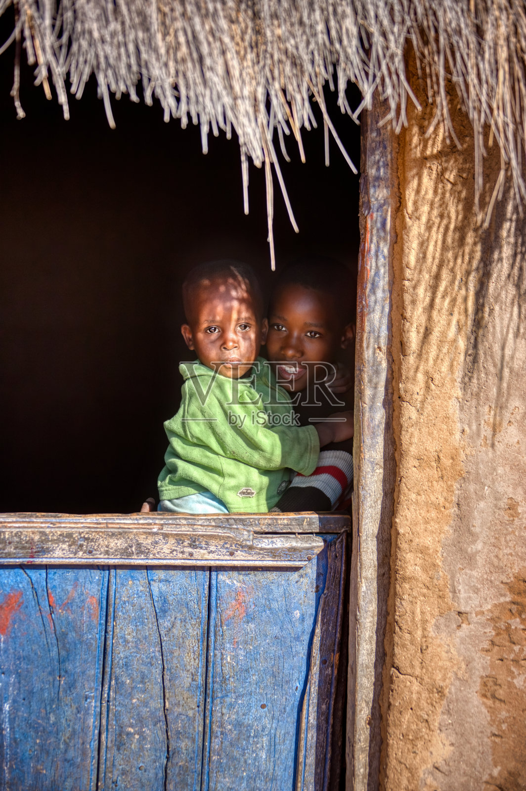 姐姐抱着哥哥在院子里照片摄影图片