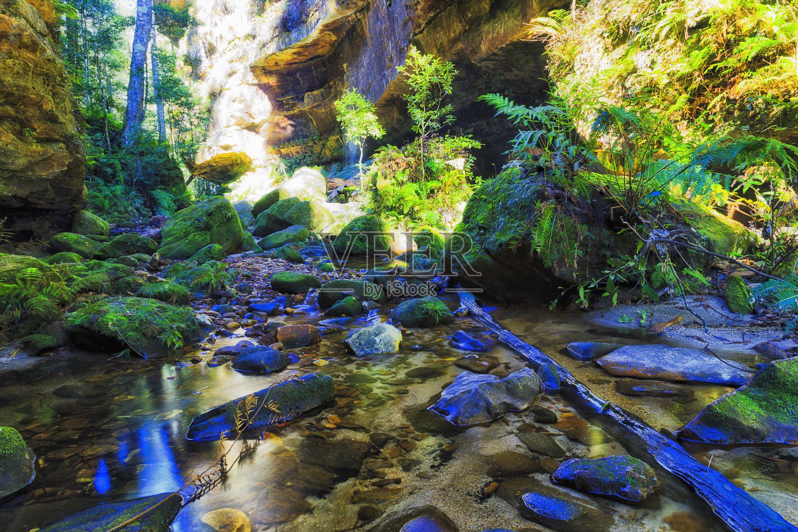 BM Gr可以悬崖底流照片摄影图片