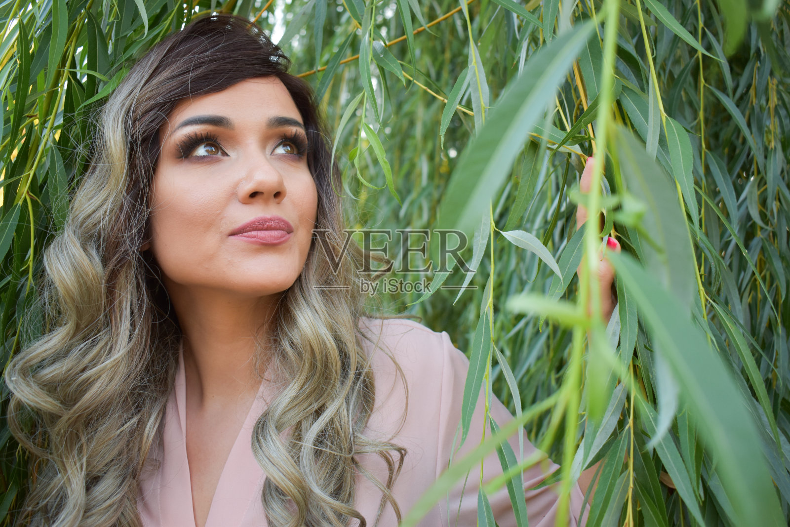 一个女人在户外的肖像照片摄影图片