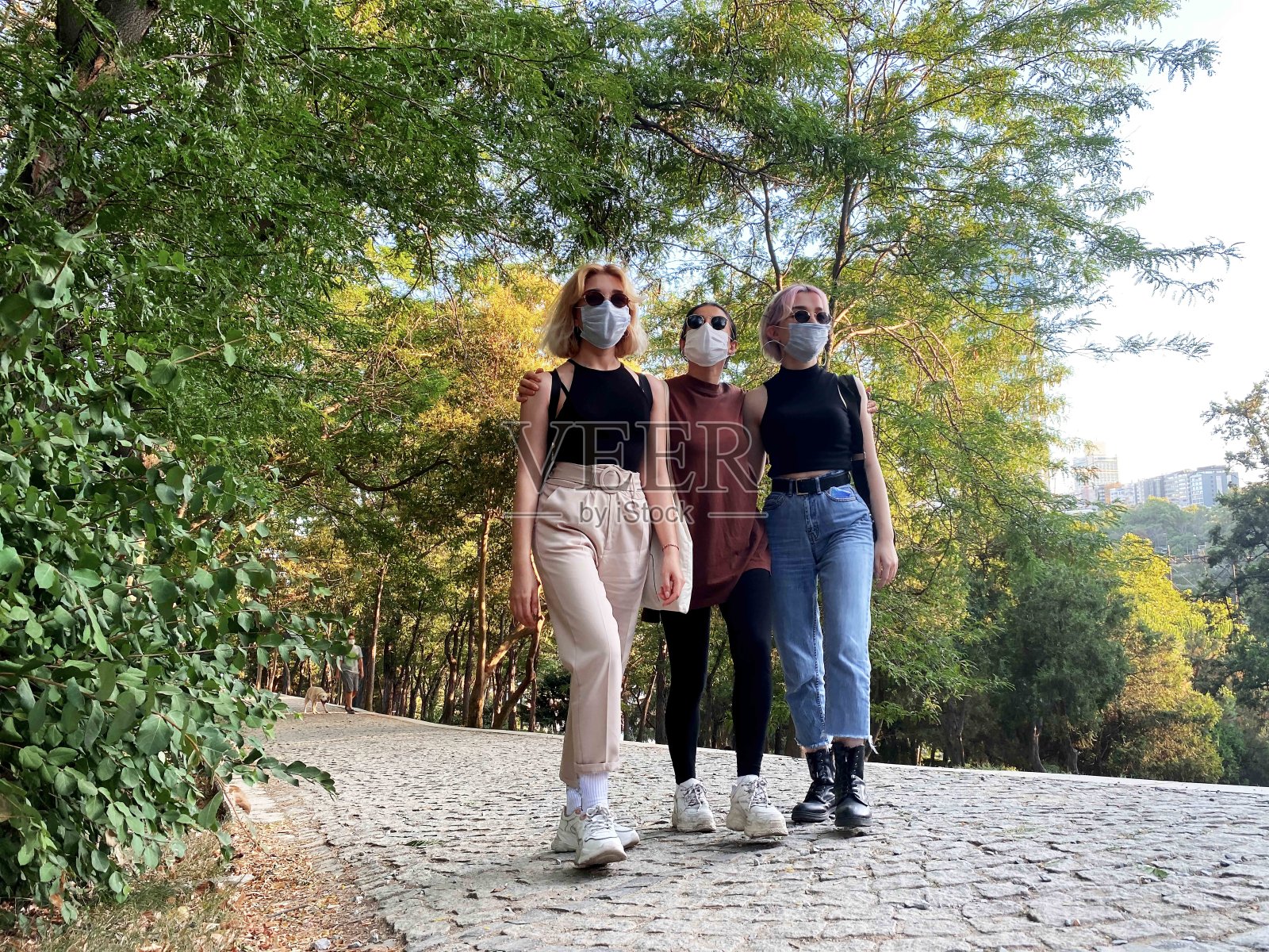 三个女朋友徒步旅行照片摄影图片