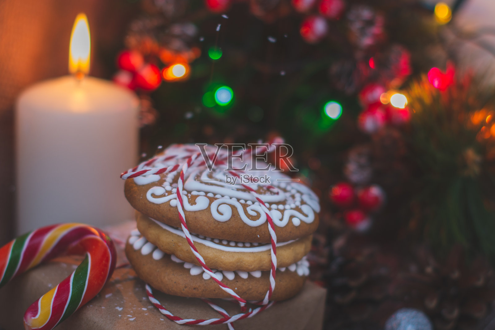 圣诞姜饼手工装饰图案和覆盖糖霜。照片摄影图片