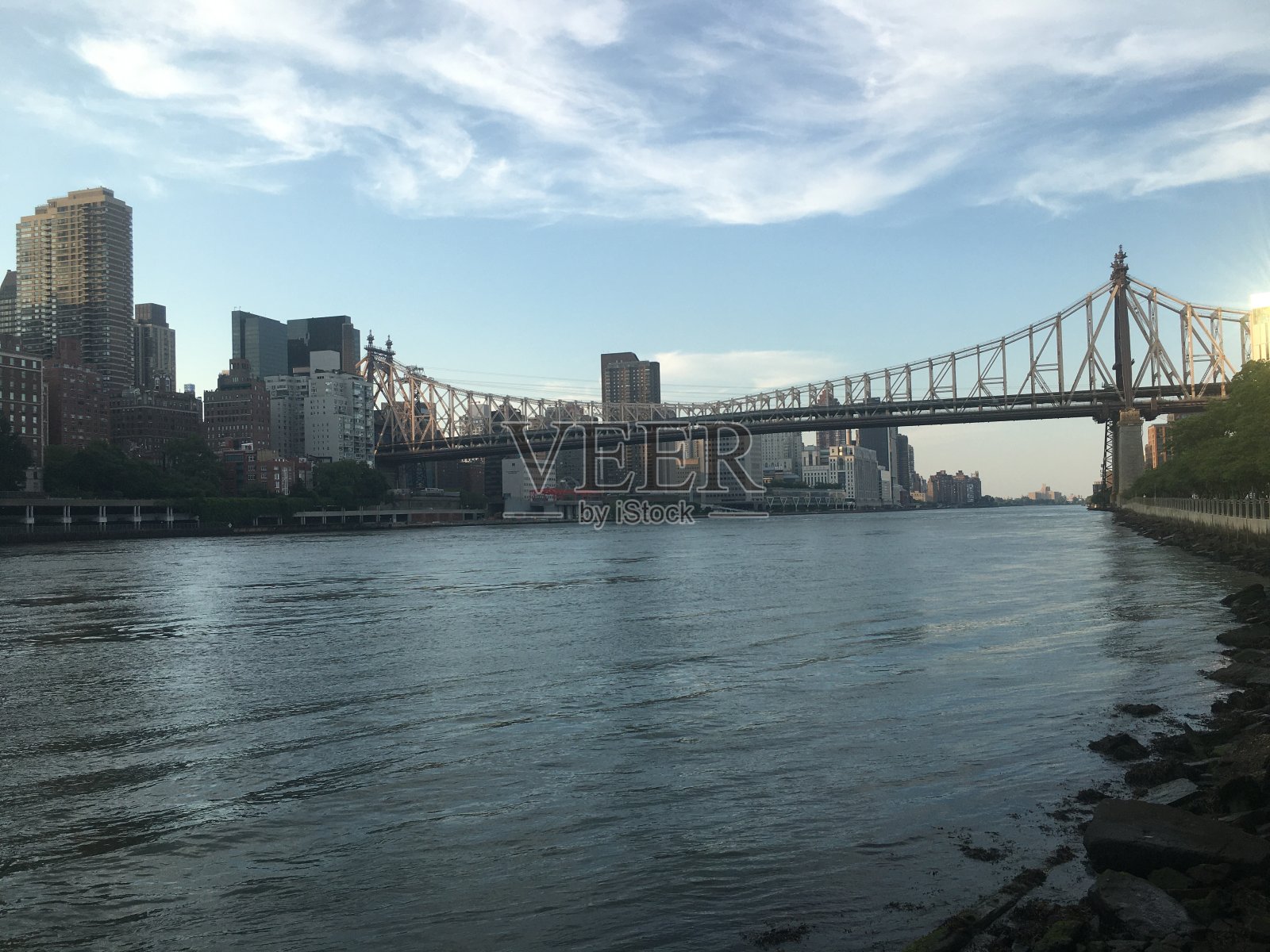 七月日落，在纽约曼哈顿的罗斯福岛。照片摄影图片