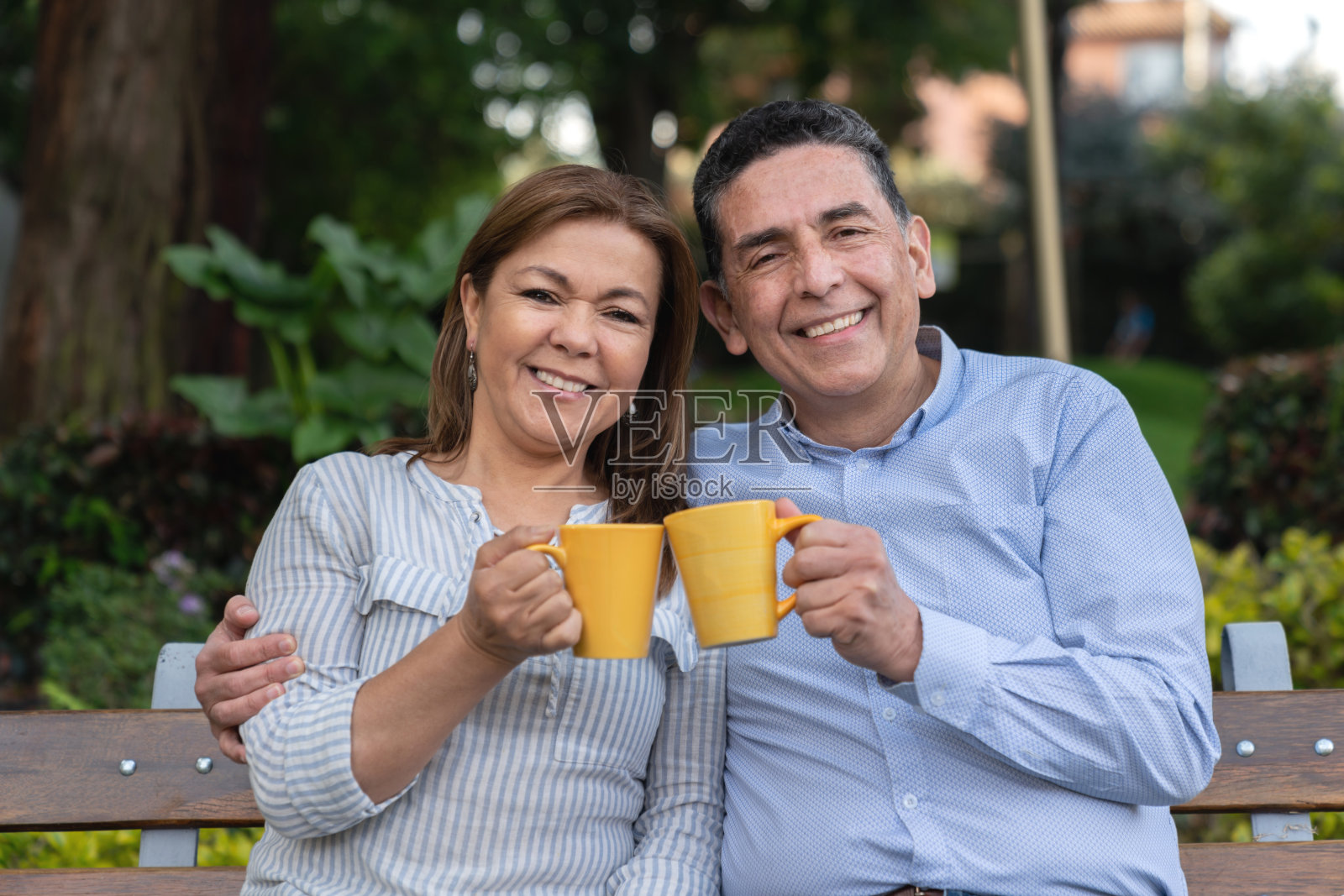 一对情侣在户外喝咖啡照片摄影图片