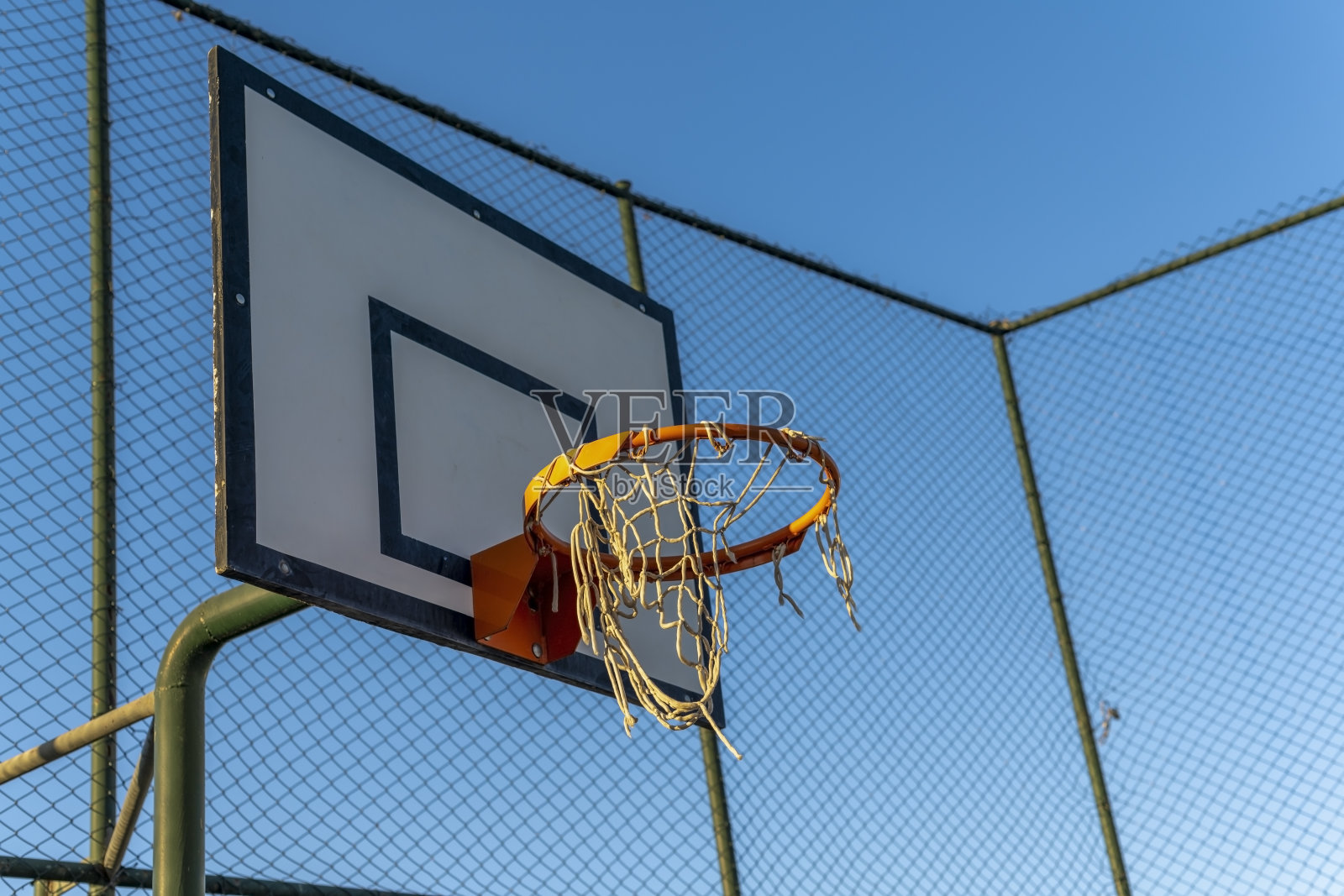 带破网的篮球框照片摄影图片