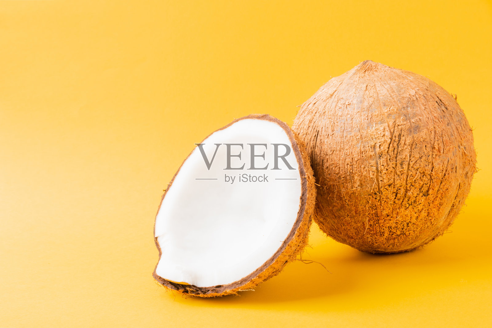 新鲜的全椰子加半椰子照片摄影图片