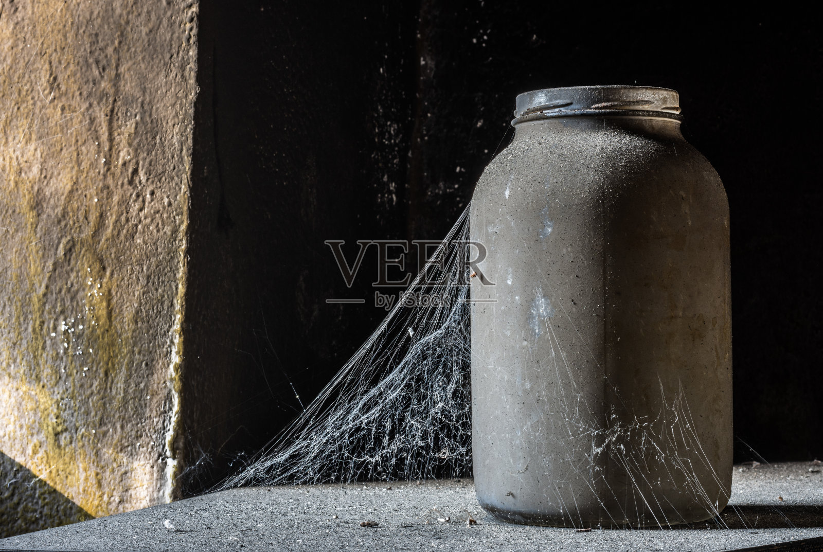 旧房子里布满灰尘的玻璃上结着蜘蛛网照片摄影图片