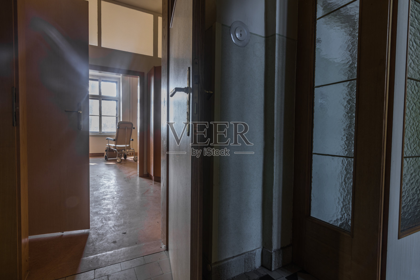 打开天窗，可以看到轮椅照片摄影图片