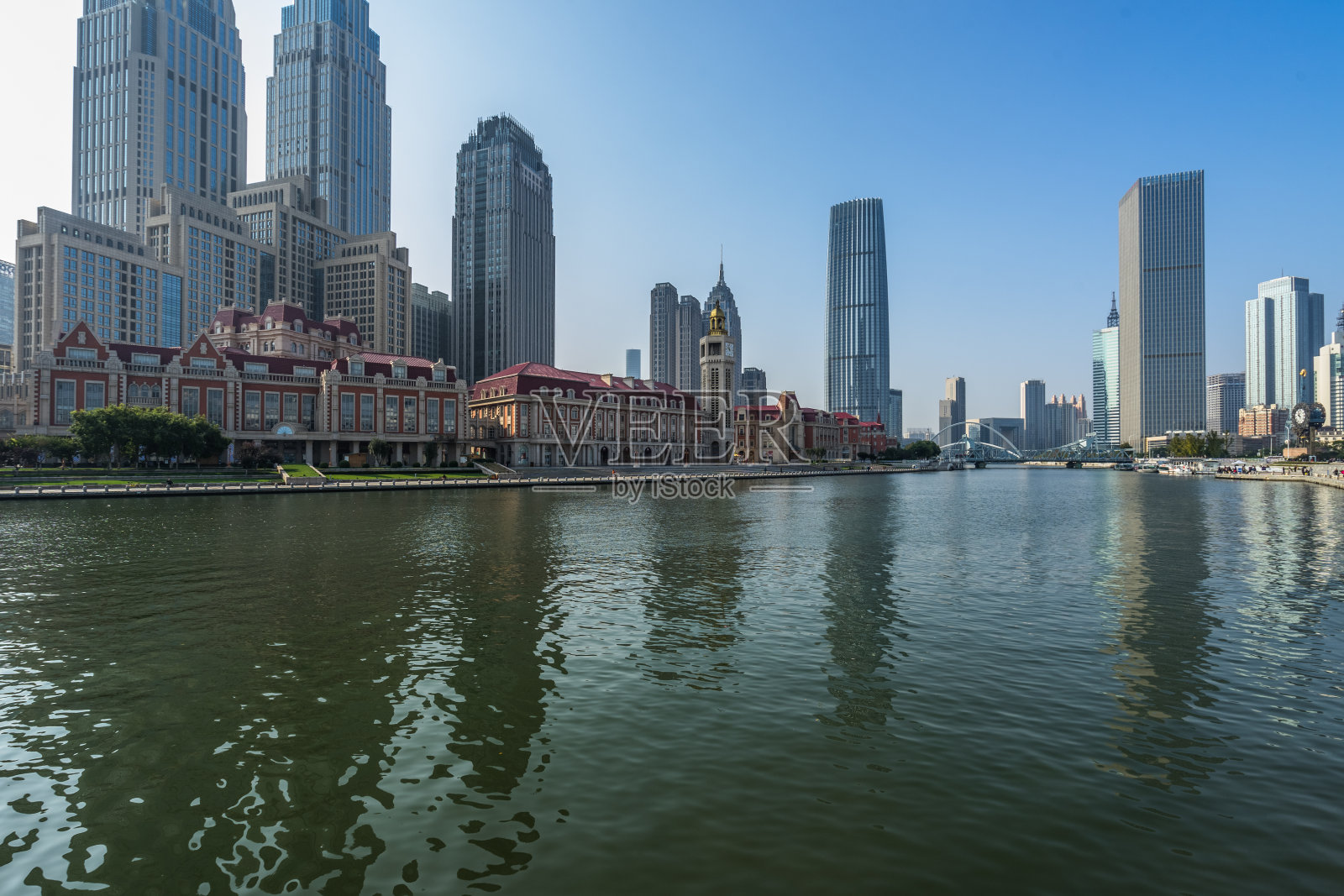 中国天津市滨水区市中心天际线照片摄影图片