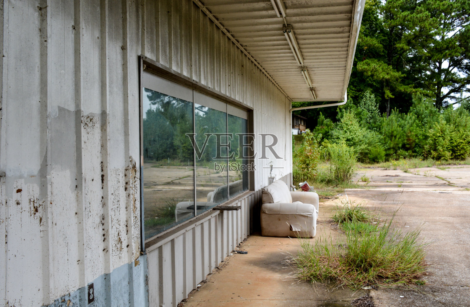 废弃的加油站照片摄影图片