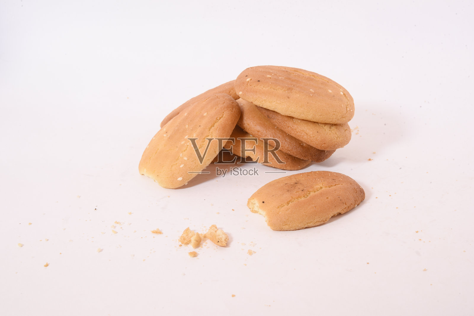 在白色背景上孤立的饼干。阿塔饼干，饼干，白面饼干-印度烹饪照片摄影图片