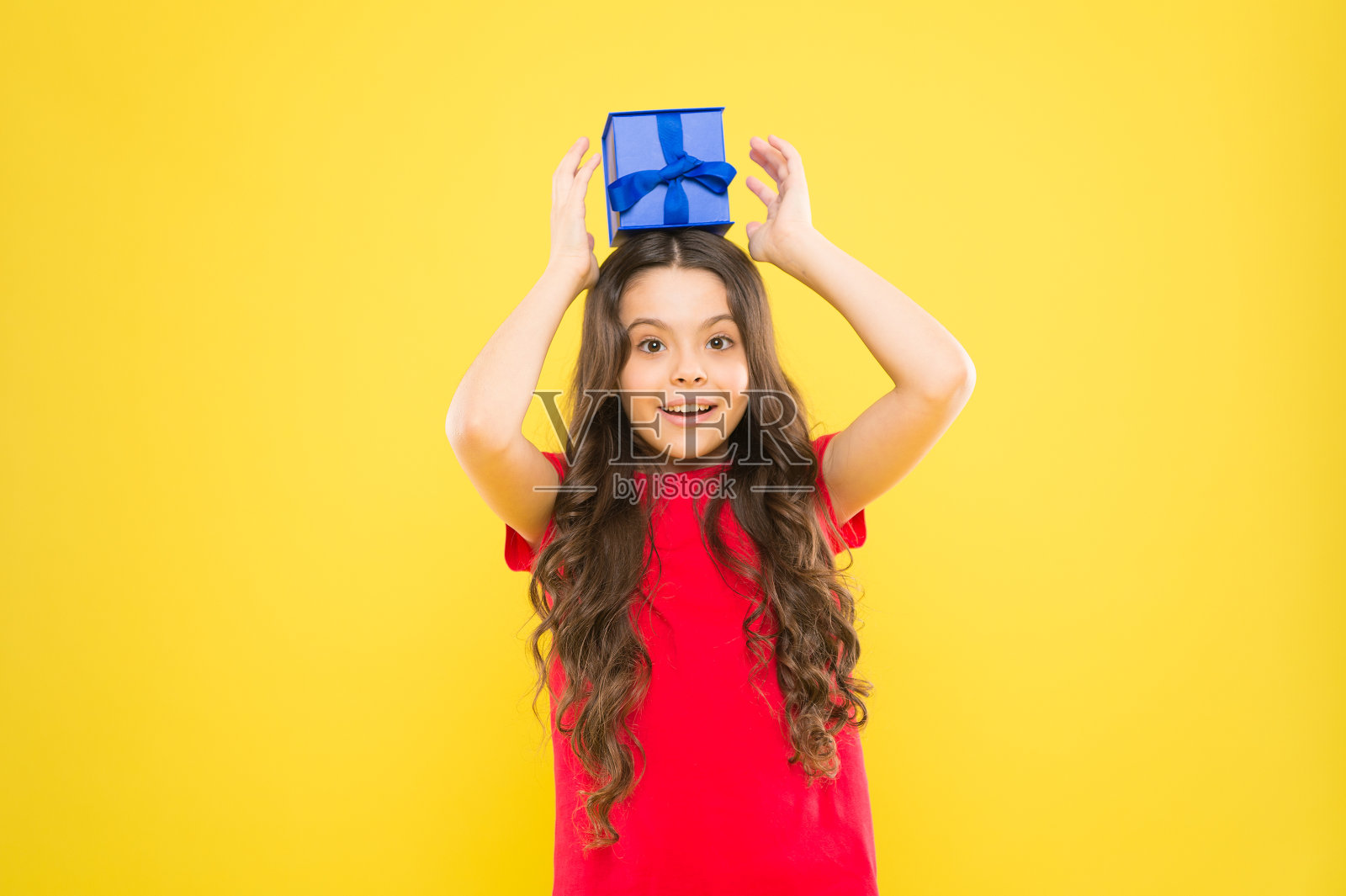 意想不到的惊喜。庆祝生日。孩子喜欢生日礼物。额外的奖金。对好礼物心存感激。惊喜和愉快的礼物盒。孩子快乐捧礼盒。小女孩高兴的礼物照片摄影图片