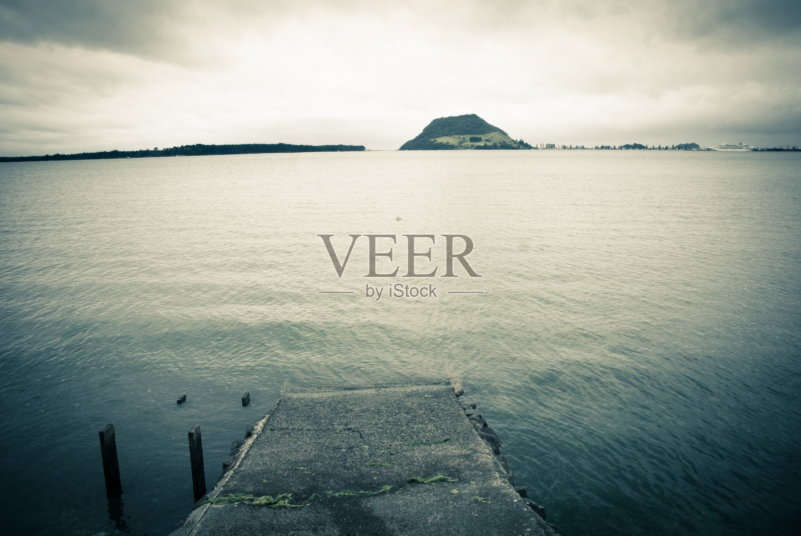 在新西兰的陶兰加，一艘小旧船驶向大海照片摄影图片