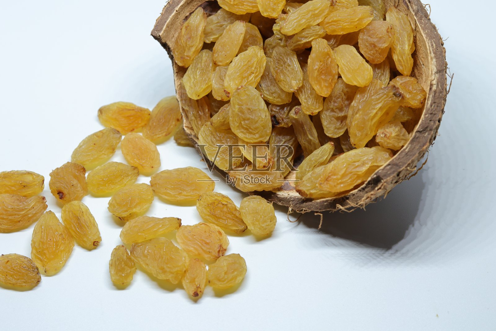 白色背景下分离出来的黄色葡萄干照片摄影图片