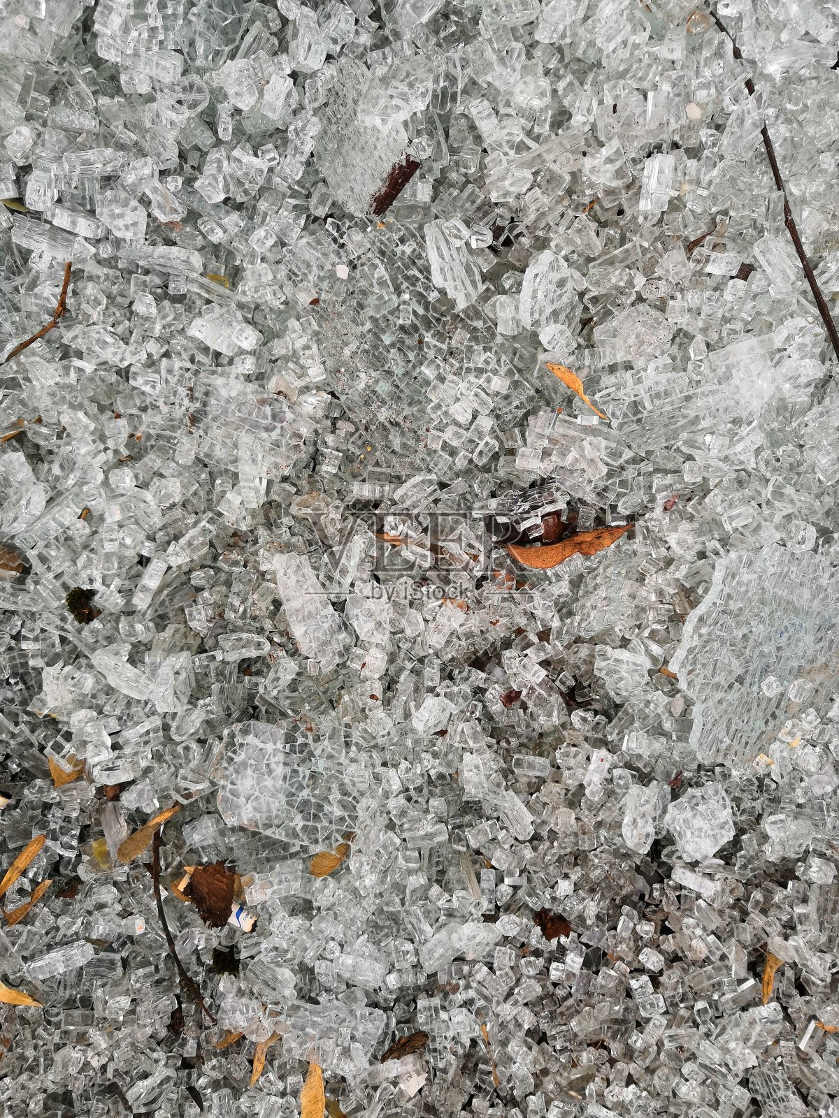 碎玻璃散落在地上照片摄影图片