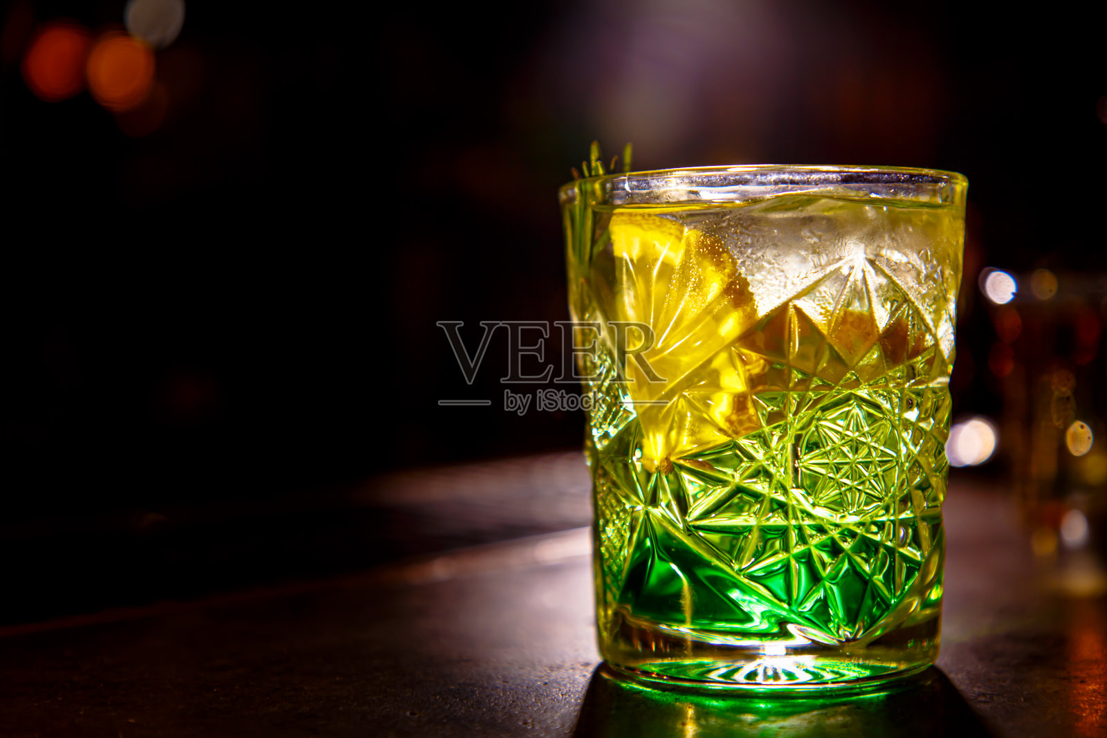 吧台上有一种绿色的老式玻璃杯装的鸡尾酒照片摄影图片