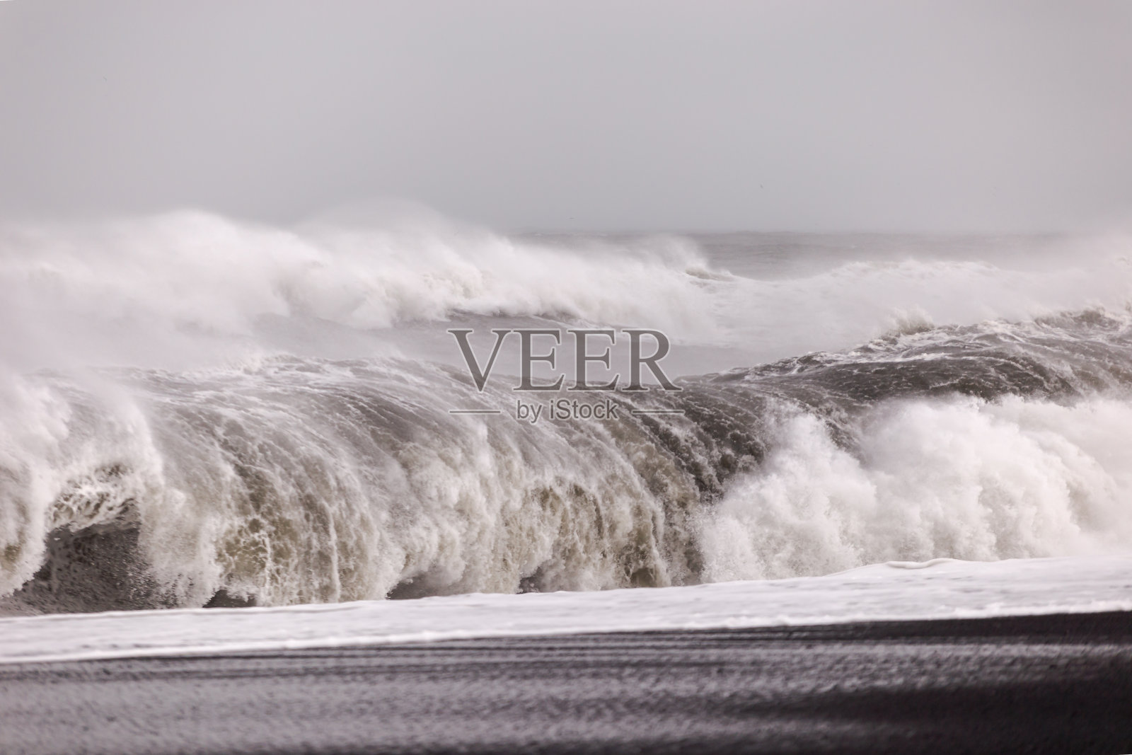 大浪在海滩上破碎的景观。Reynisfjara海滩，Vík í mýrdal在Mýrdalshreppur，在南部地区(冰岛)照片摄影图片