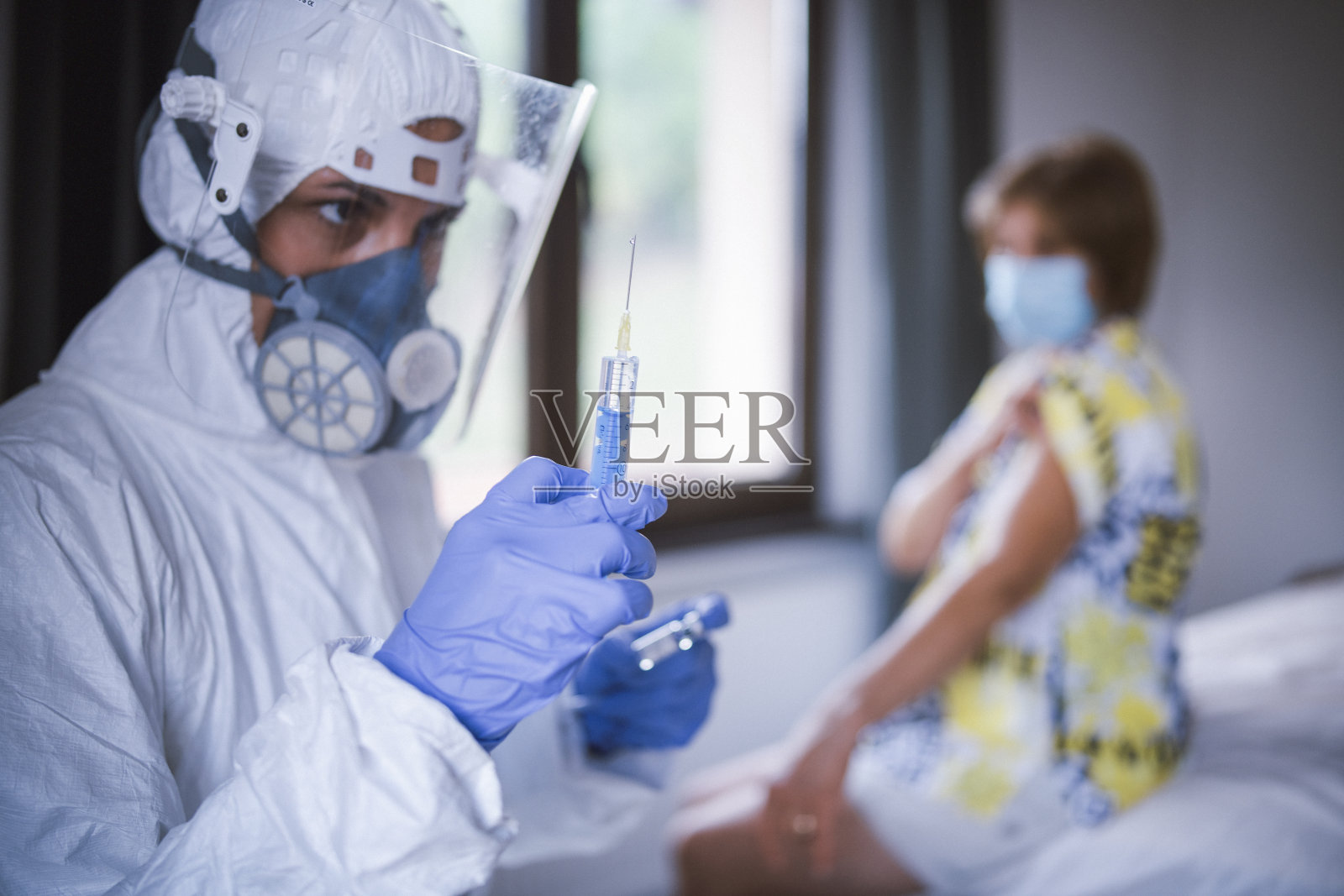 医疗保健人员注射疫苗照片摄影图片