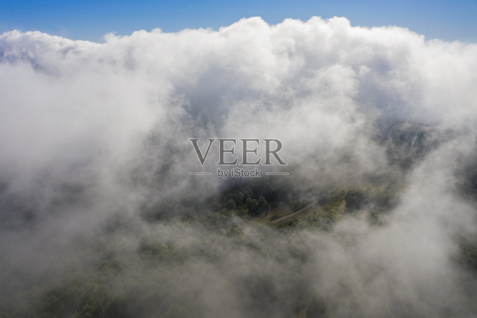 在云层之上。照片摄影图片