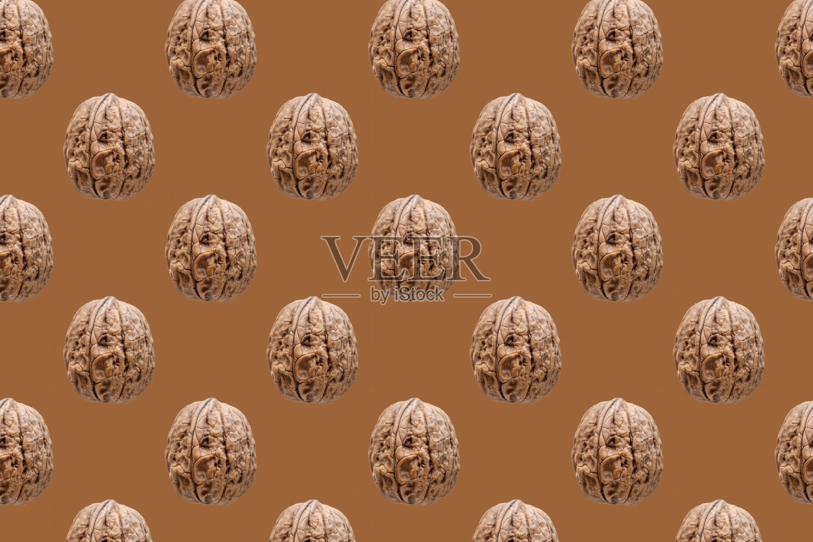 棕色背景上的核桃图案照片摄影图片