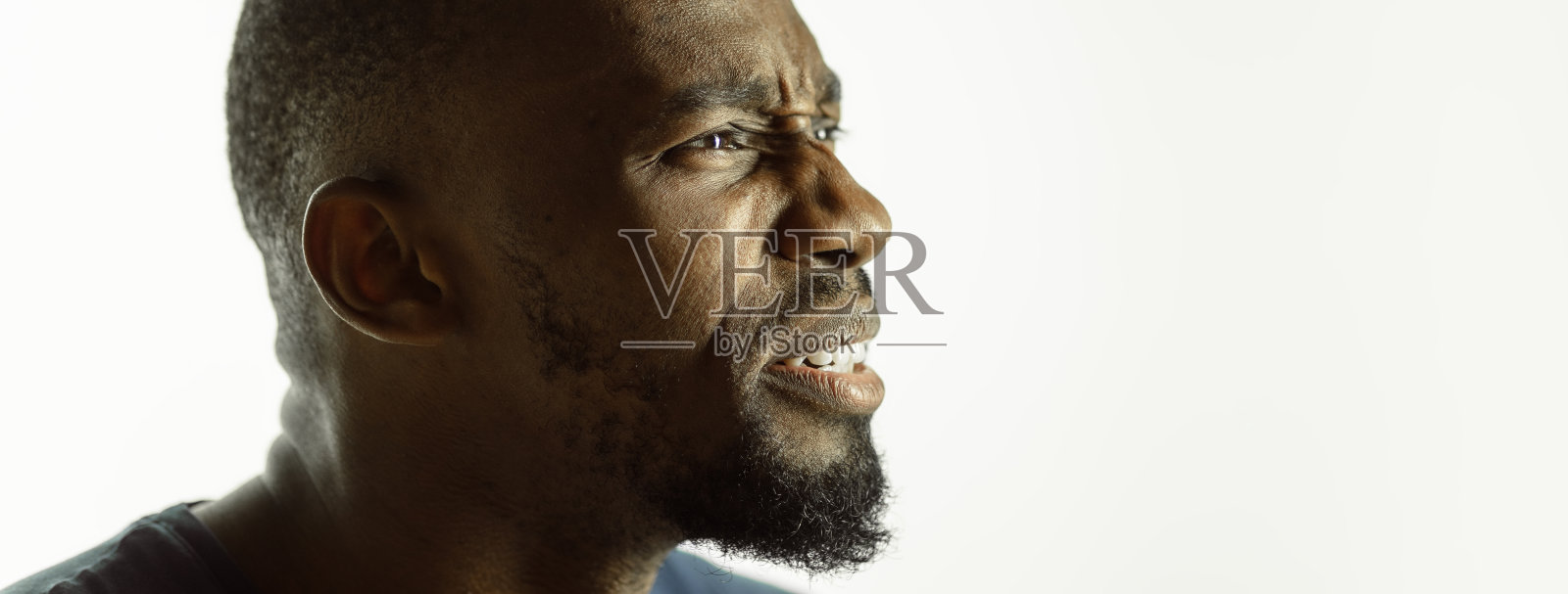 非裔美国年轻人的特写照片，在工作室背景，传单照片摄影图片