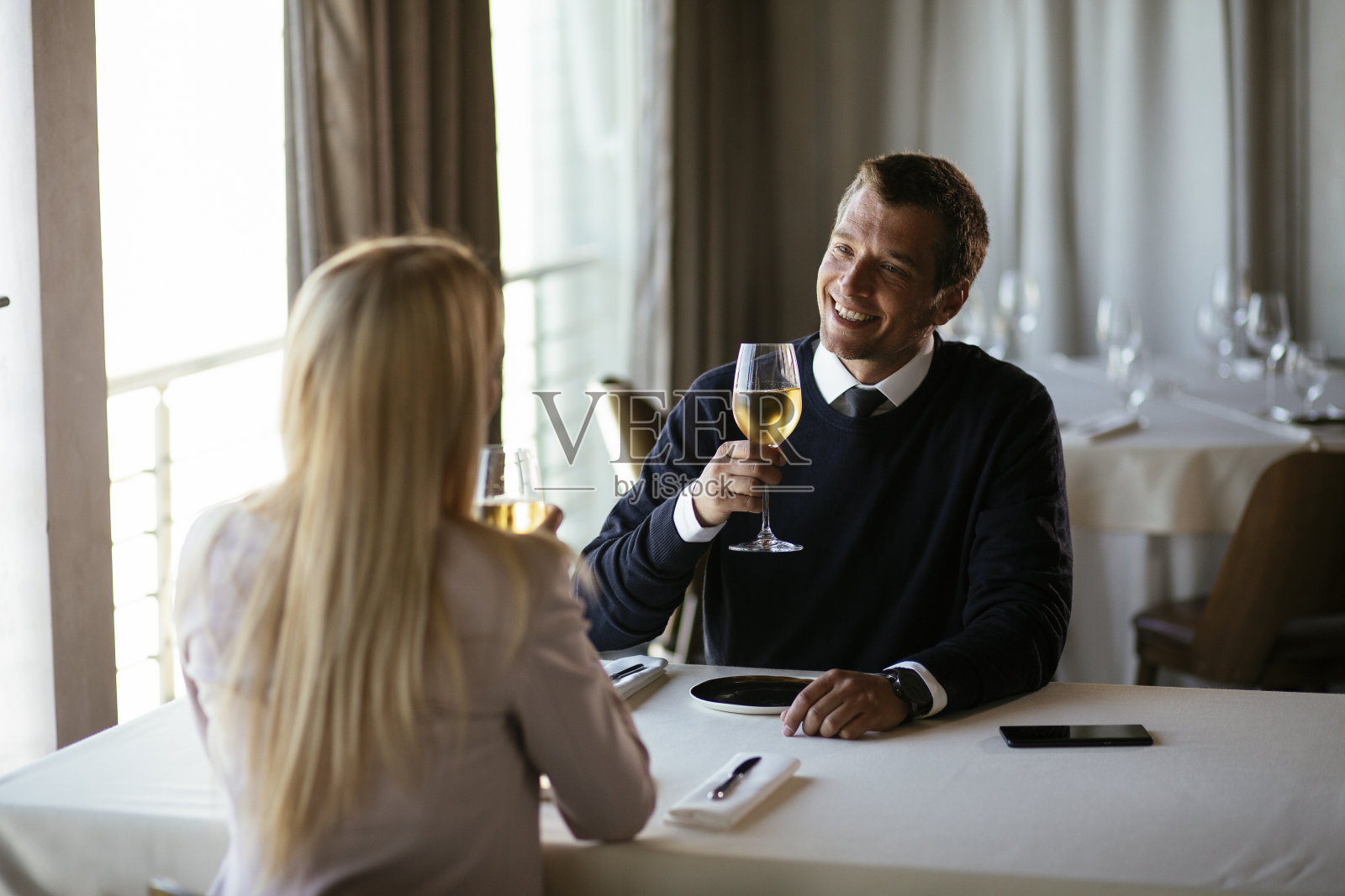 商人和女商人在餐厅享受。照片摄影图片