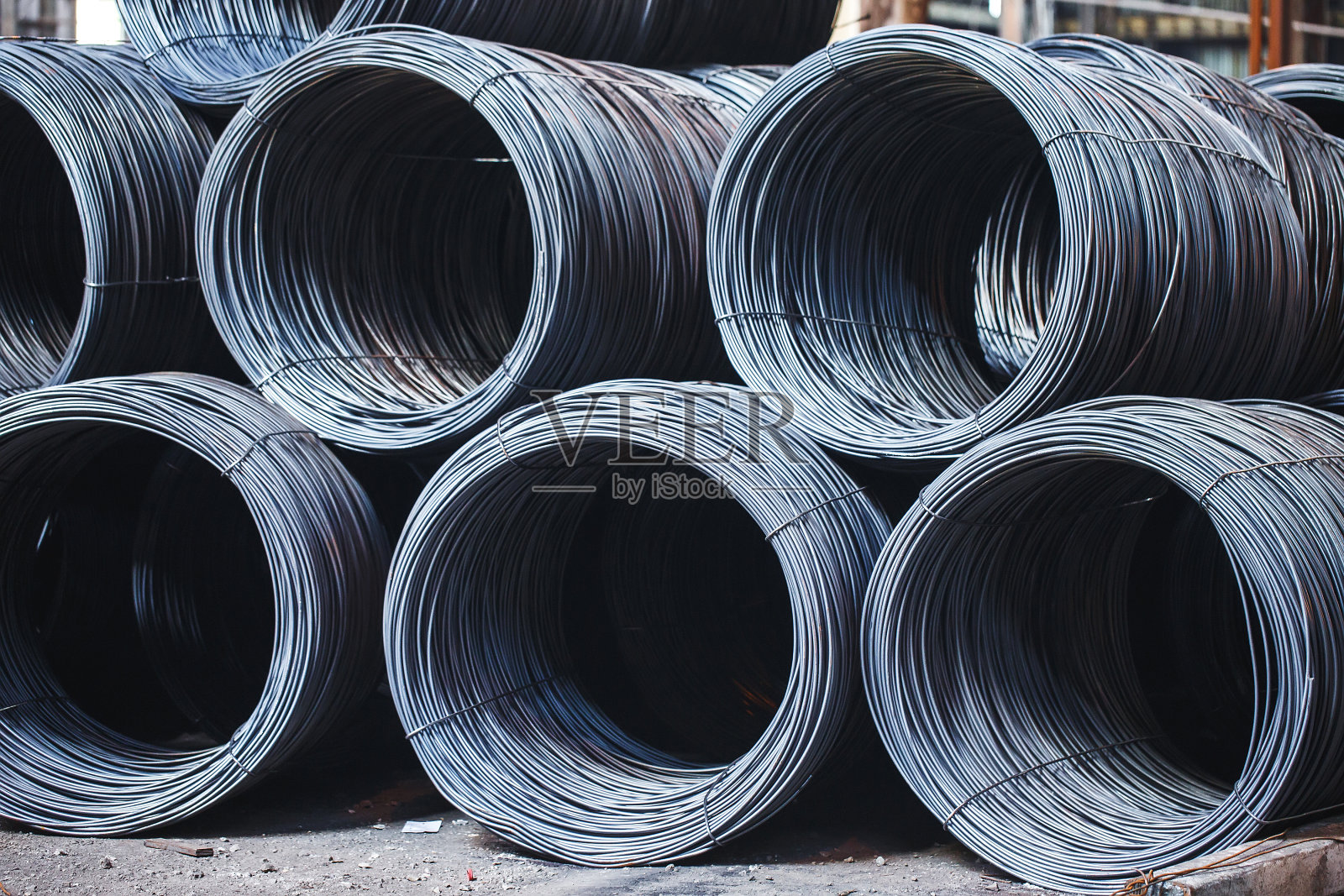 建筑电枢位于冶金产品的仓库中。构造结构的要素照片摄影图片