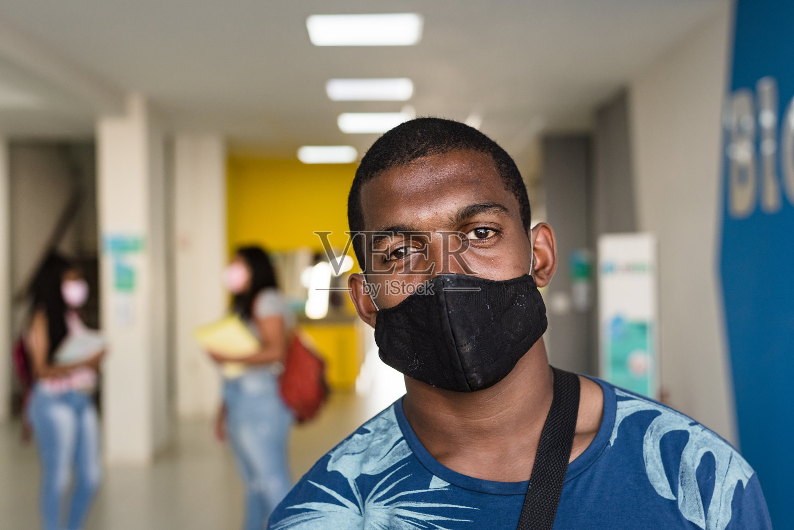 戴着黑色防护面具的年轻人照片摄影图片