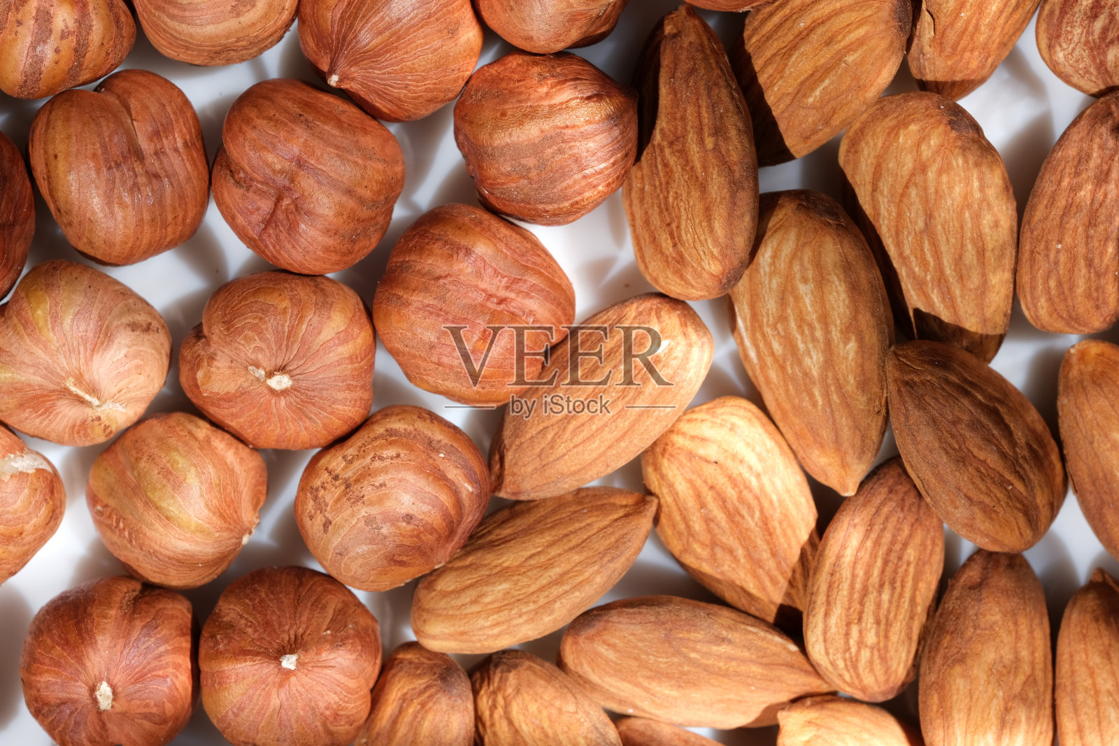 干杏仁和榛子照片摄影图片