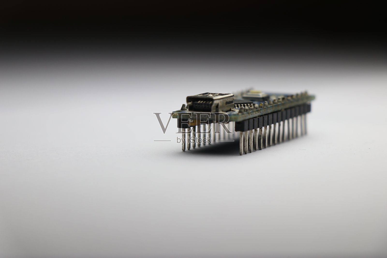 闭合arduino开发板销出，这是在白色背景下使用的大多数微型电子项目照片摄影图片