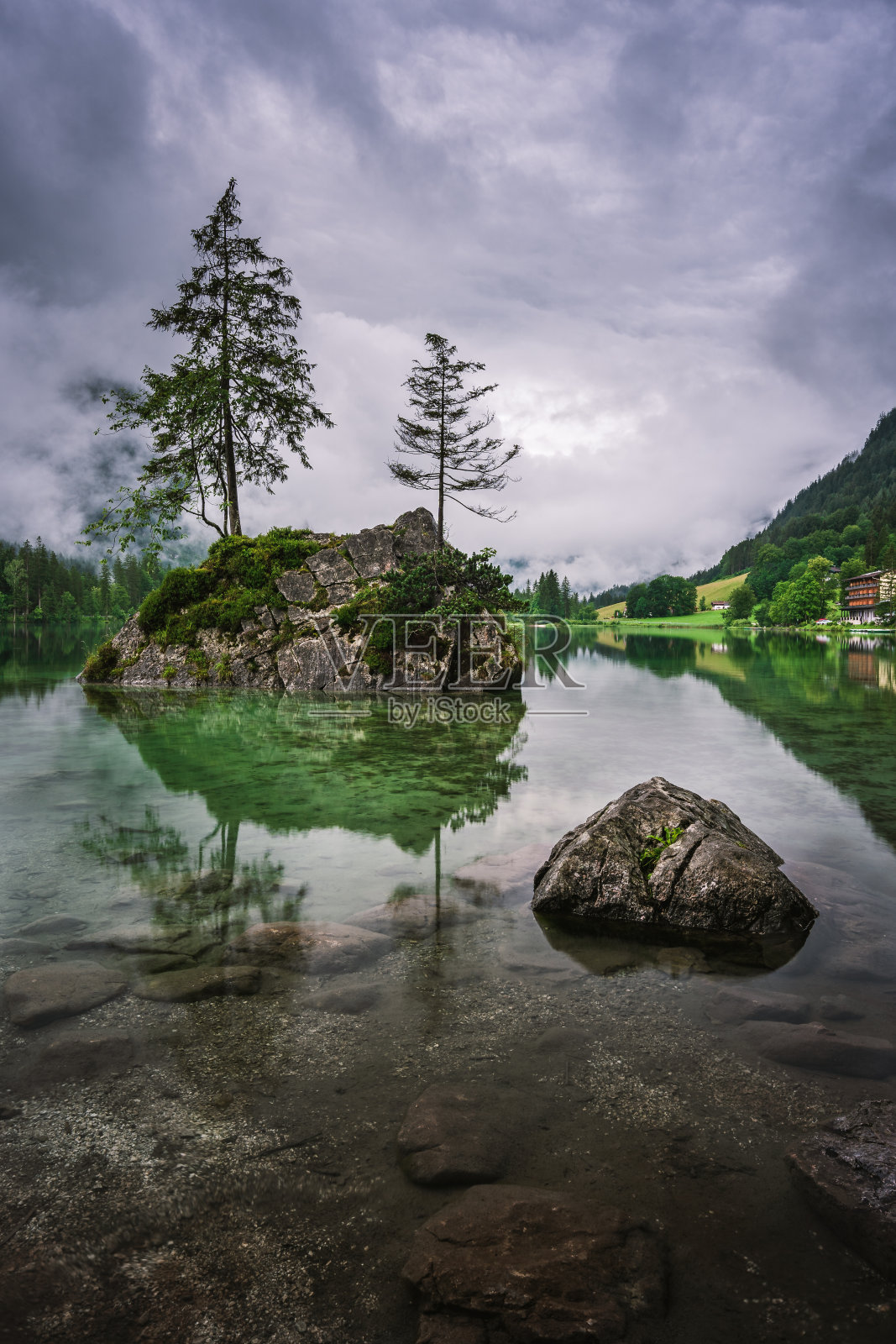 史诗般的心情与晨雾在阿尔卑斯湖上。照片摄影图片