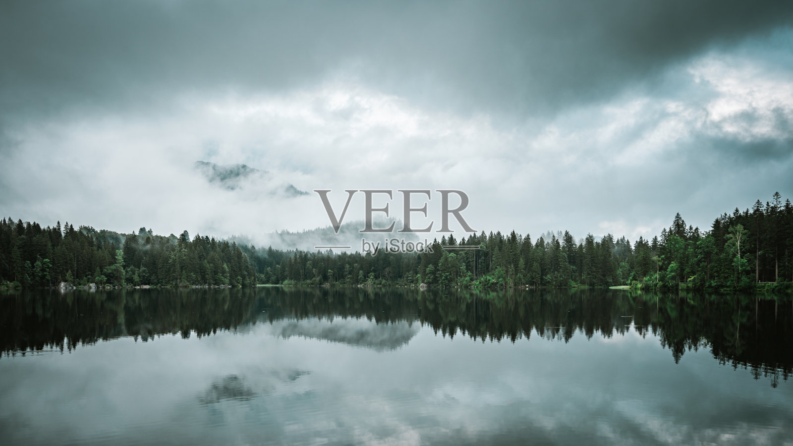 史诗般的心情与晨雾在阿尔卑斯湖上。照片摄影图片