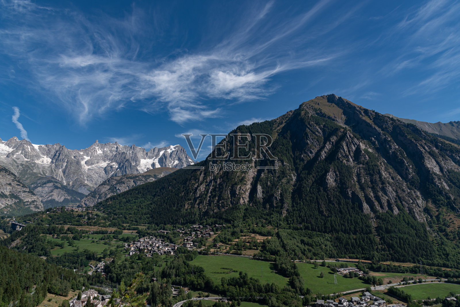 奥斯塔山谷，意大利白朗峰山丘照片摄影图片