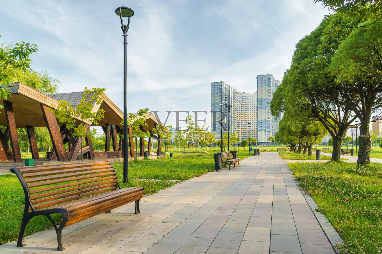 俄罗斯莫斯科南布托沃区Yuzhnoe Butovo公园美丽的晨景。照片摄影图片