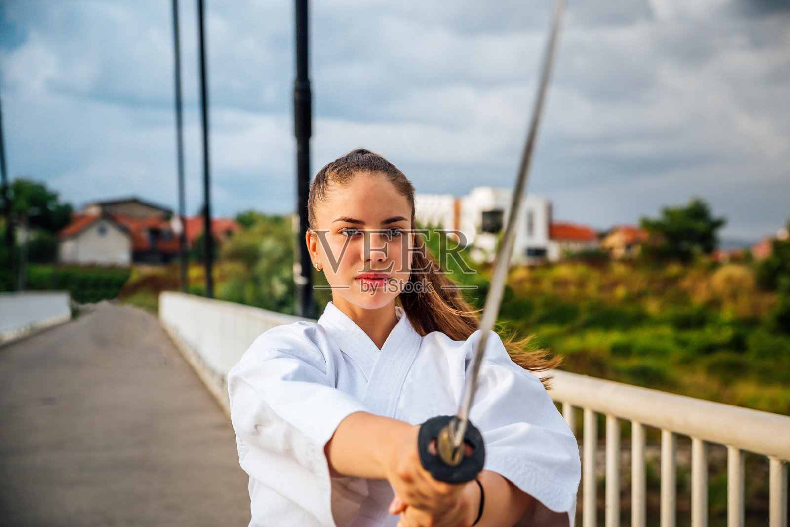 手持武士刀的女孩照片摄影图片