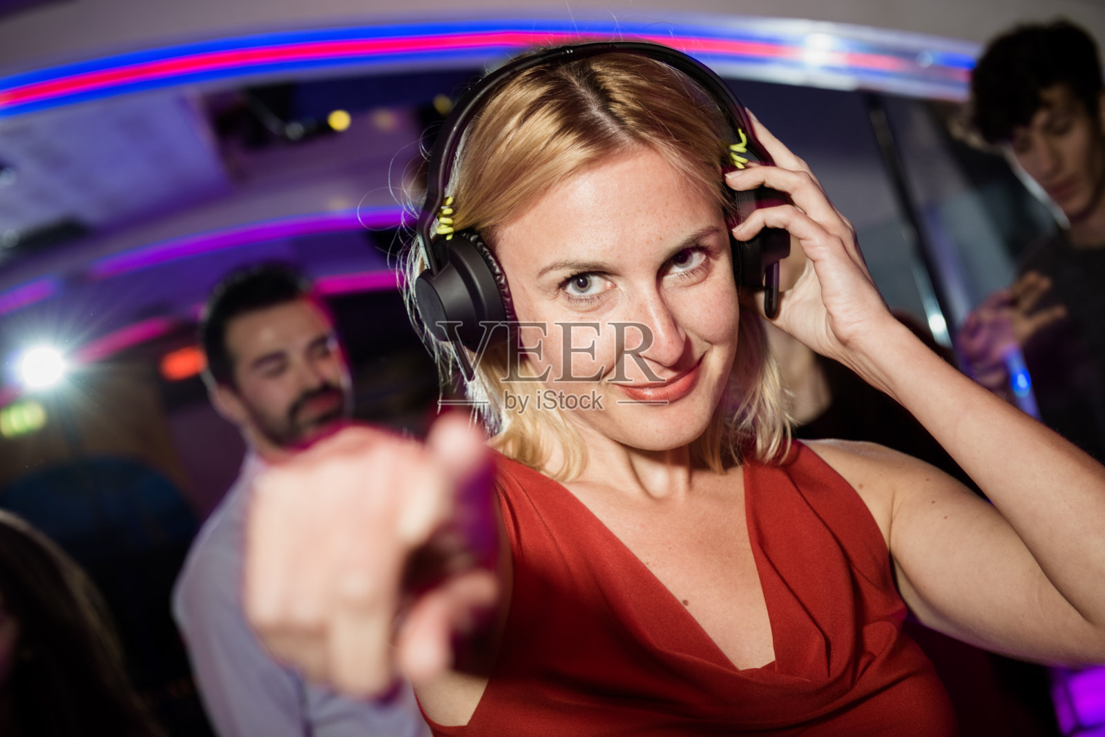 在舞池里跳舞的女人照片摄影图片