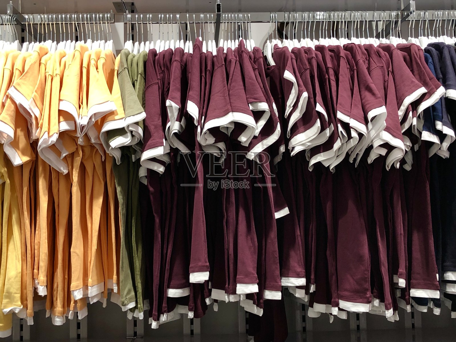 T恤在布店照片摄影图片