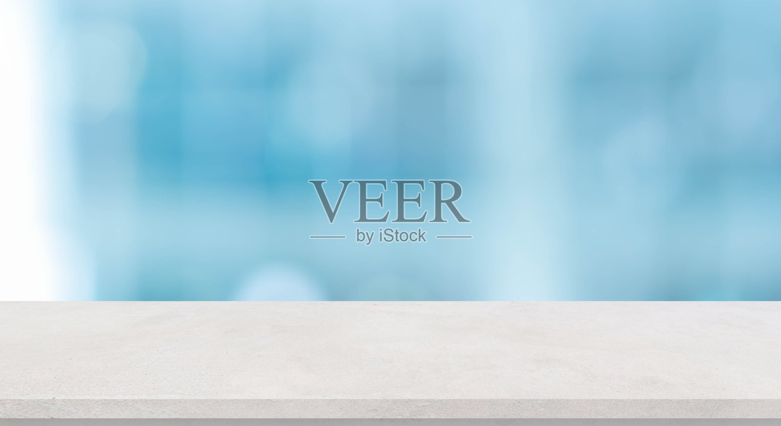 模糊的室内现代浴室在早晨的背景与白色混凝土桌面展示，推广广告和设计产品展示概念照片摄影图片