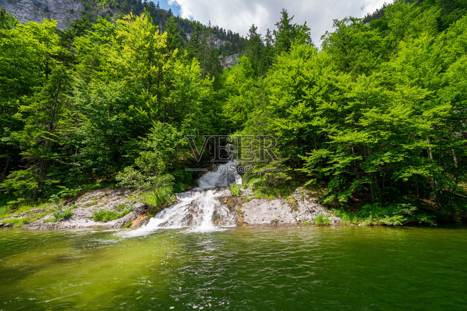瀑布(特朗-厄斯普鲁格)溅从死山进入传说中的托普利茨湖，Ausseer土地地区，斯蒂里亚，奥地利照片摄影图片