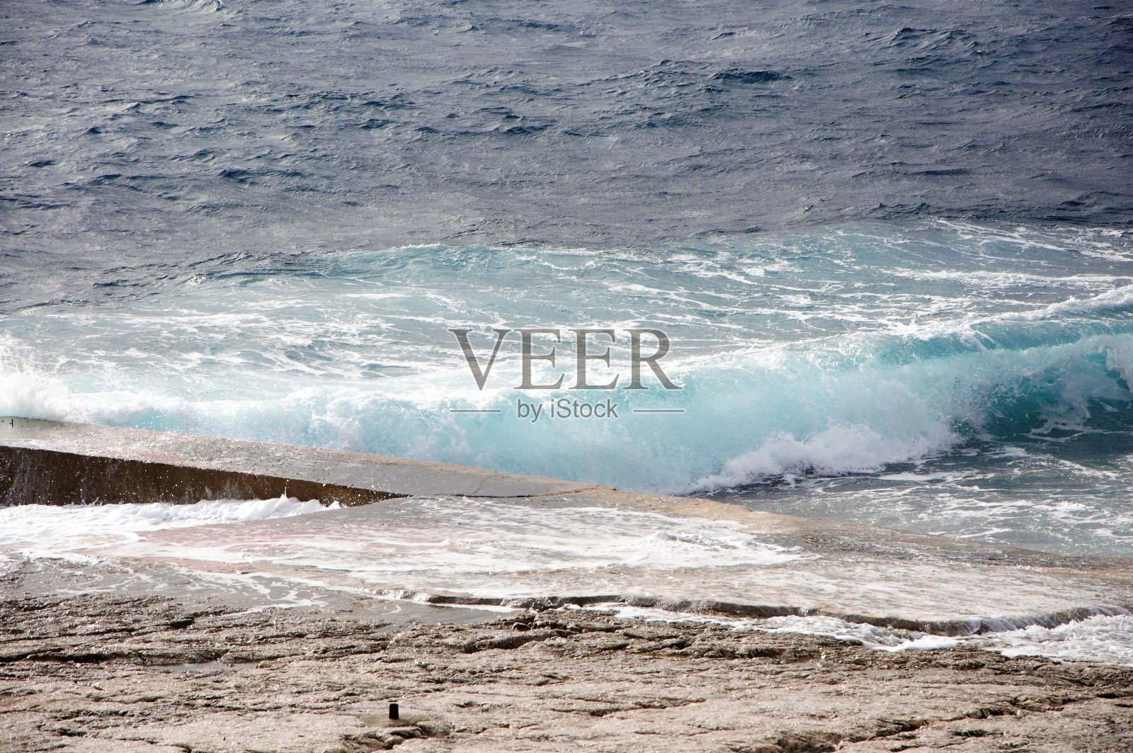 大波浪冲刷着克罗地亚的岩石海岸照片摄影图片