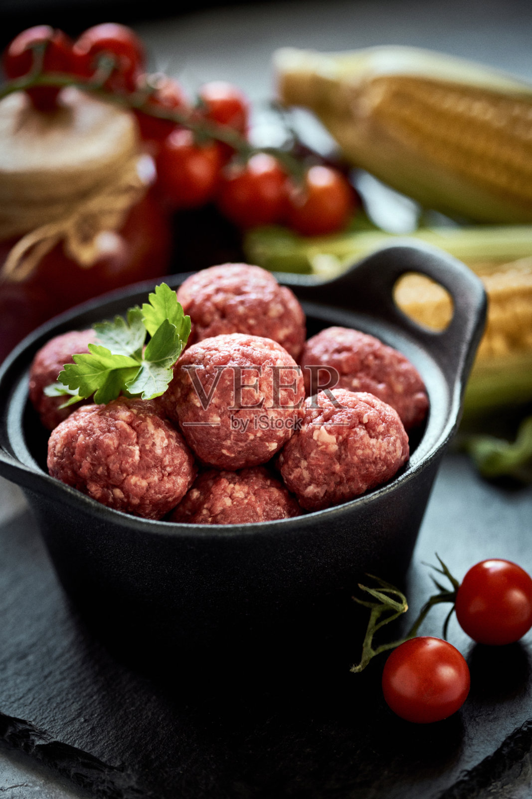 准备烹饪的生肉丸照片摄影图片