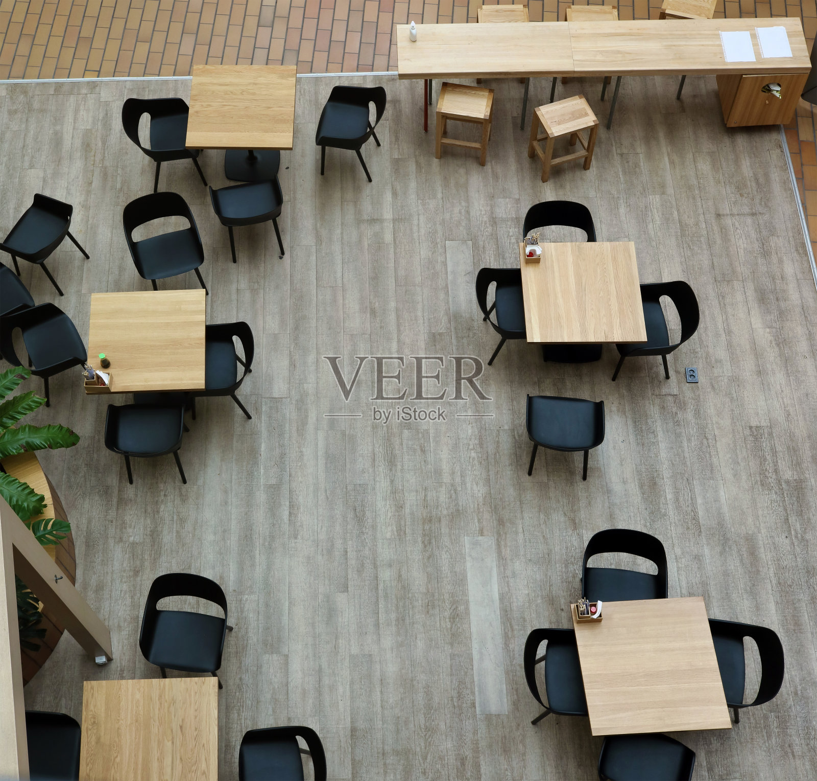 城市购物中心的空咖啡馆。照片摄影图片