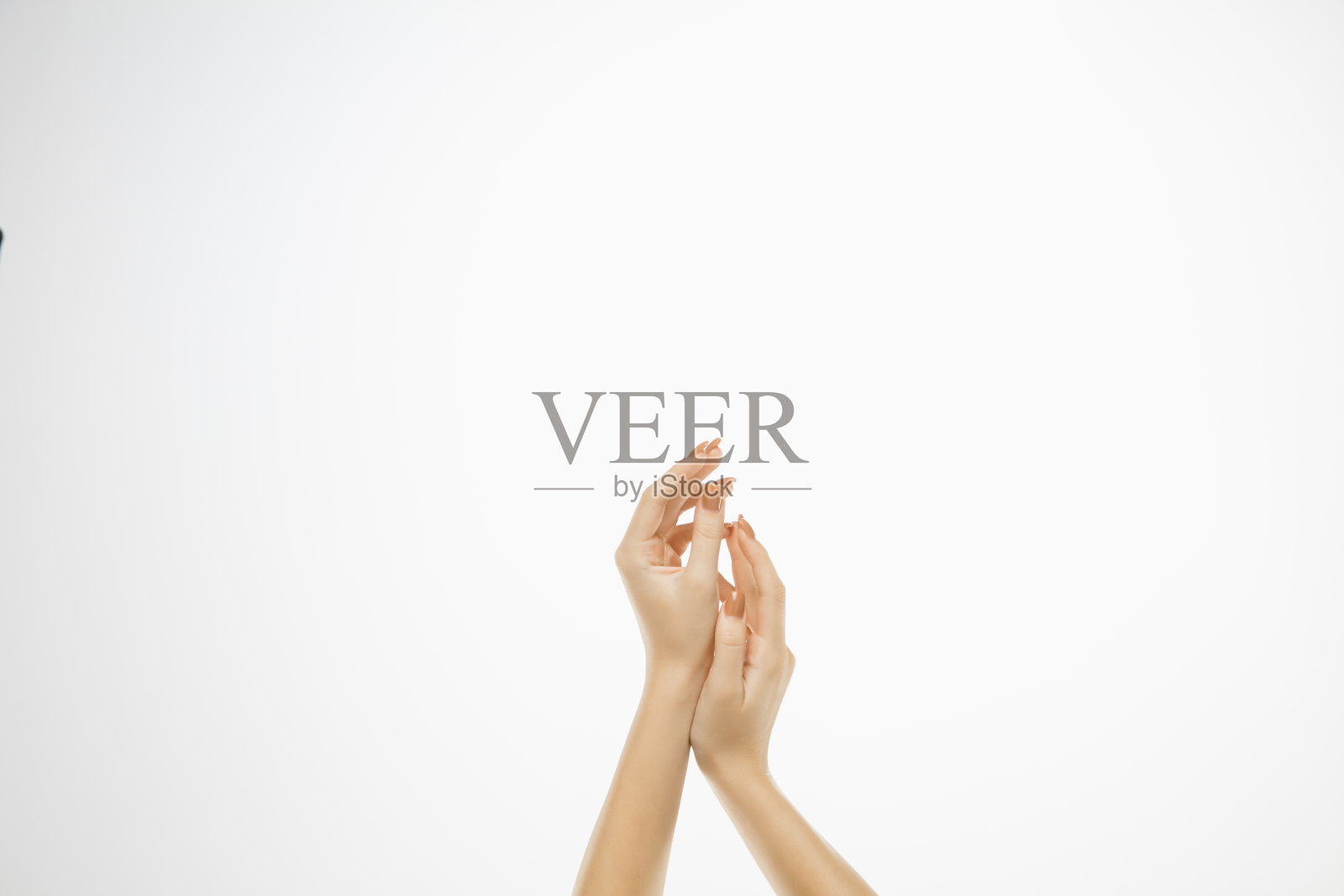 美丽的女性手孤立在白色的背景。运动，性感的身体与良好的皮肤在内衣。照片摄影图片