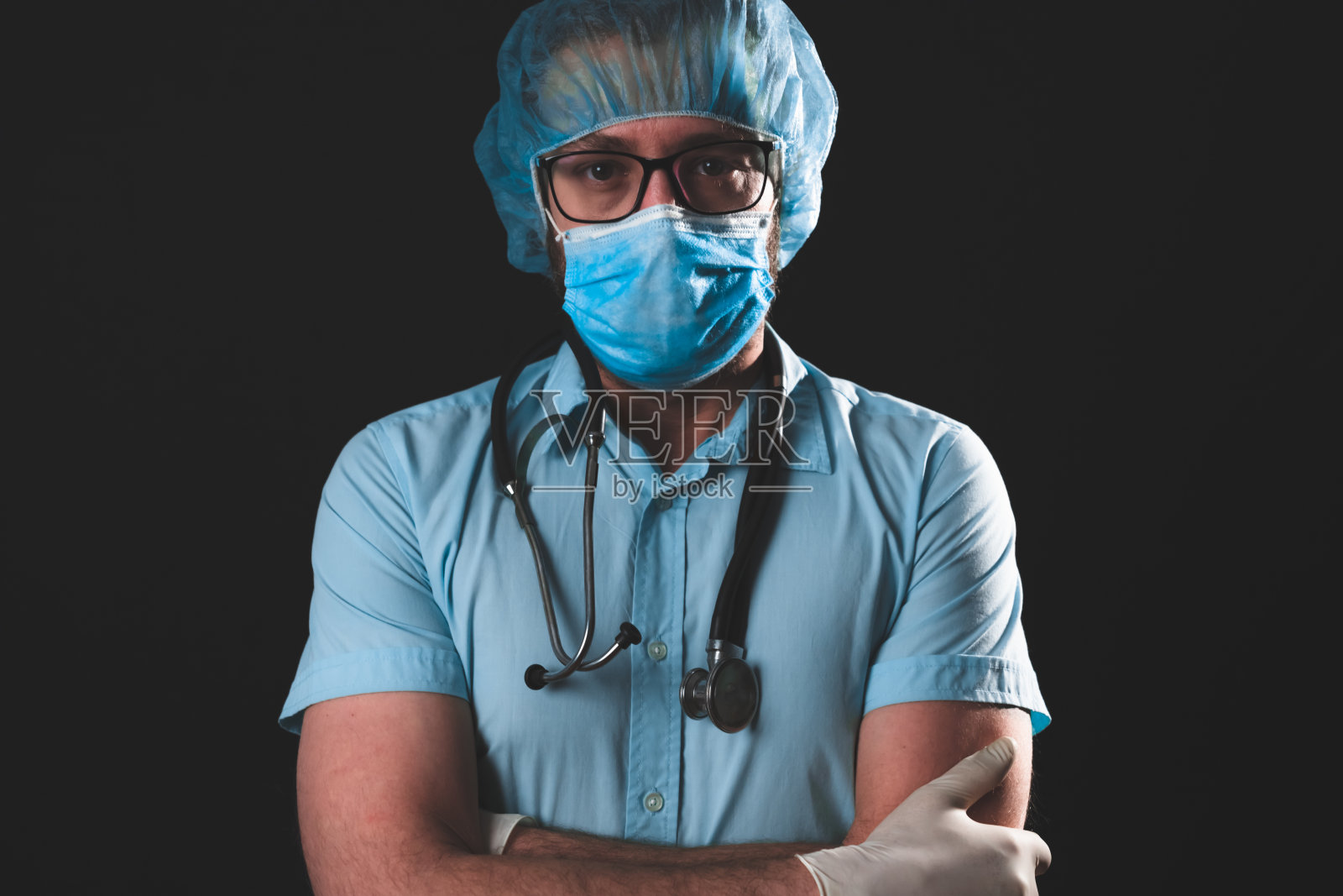 医生，护士，外科医生，心理学家工作与防护口罩，眼镜和手套帮助人们在天的恐慌，流行病-工作室拍摄黑色背景。照片摄影图片